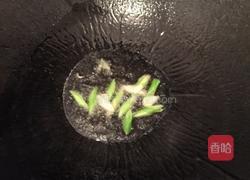 蒜苗小带鱼的做法图解3