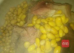 蹄髈黄豆汤的做法图解4