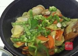土豆片炒大辣椒的做法图解7