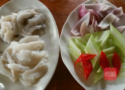 西芹洋葱墨鱼花(私房菜)的做法图解2