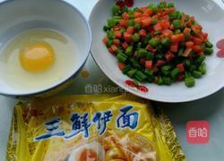 胡萝卜方便面的做法图解1