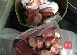 猪骨莲藕胡萝卜汤的做法图解1