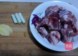 烧排骨炖土豆的做法图解1