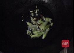 雪里蕻炒鲜河虾的做法图解3