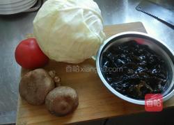 香菇木耳卷心菜的做法图解1