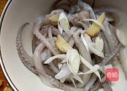 油冲菊花鱿鱼的做法图解4