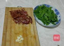 荷兰豆炒腊肠的做法图解1