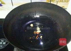 荷兰豆炒腊肠的做法图解2