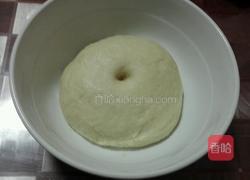 虾仁火腿披萨的做法图解2