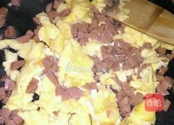 鸡蛋火腿肠炒饭的做法图解3