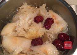 冰糖雪梨银耳红枣百合润肺润喉糖水的做法图解3