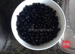 枇杷叶黑豆水的做法图解2