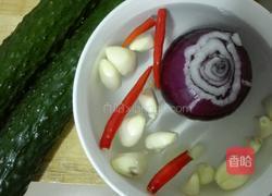 香辣凉泡菜(青瓜、木耳、花生、香菇)的做法图解1