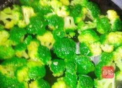 西兰花炒虾仁的做法图解4