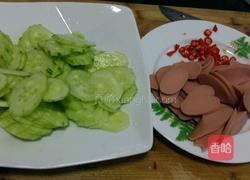 黄瓜炒火腿肠的做法图解3