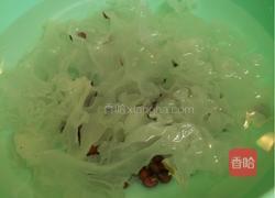 百合银耳羹的做法图解1