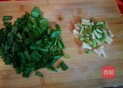 蒜苗炒豆腐的做法图解2