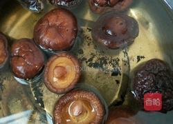 胡萝卜玉米焖饭的做法图解1