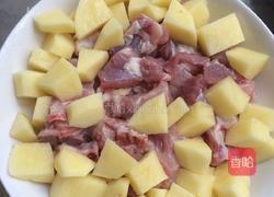 土豆蒸排骨的做法图解1
