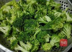 西蓝花炒虾仁的做法图解1