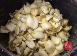 冰糖炖百合的做法图解2