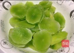 莴笋炒木耳的做法图解2