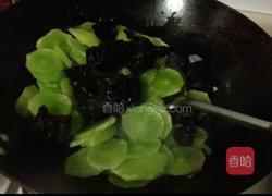 莴笋炒木耳的做法图解7