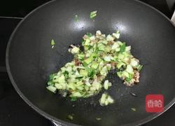 青菜腊肉炒饭的做法图解2