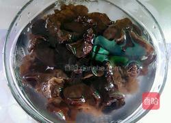 木耳炒肉片的做法图解1