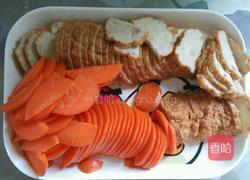 胡萝卜炒肉肠的做法图解2