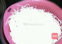 包菜炒米粉的做法图解2