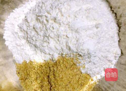 小麦胚芽坚果戚风蛋糕的做法图解2