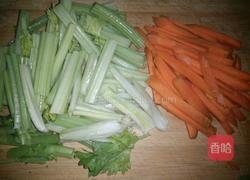 西芹胡萝卜炒双肉的做法图解3