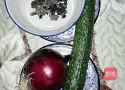 洋葱木耳炒黄瓜的做法图解1
