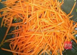 胡萝卜炒木耳的做法图解4