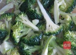 胡萝卜炒西蓝花的做法图解1
