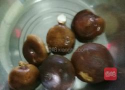 青椒炒香菇的做法图解1