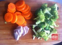 清煮西兰花胡萝卜的做法图解1