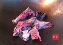 白菜鱼头汤的做法图解1