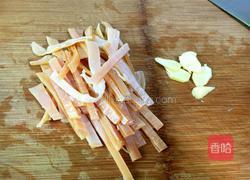 鱿鱼干花生排骨汤的做法图解2