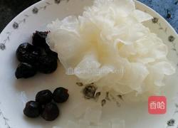 银耳红枣桂圆汤的做法图解1