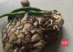 青椒鸡菇的做法图解1