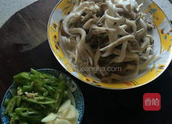 青椒鸡菇的做法图解2
