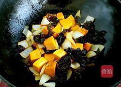 洋葱木耳炖南瓜的做法图解4