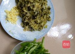 酸甜咸辣好开胃的酸菜炒青椒的做法图解1