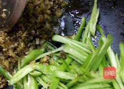 酸甜咸辣好开胃的酸菜炒青椒的做法图解4