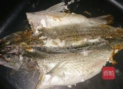 干煎咖喱鲈鱼的做法图解3