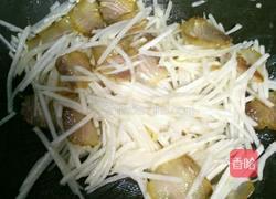 腊肉烩萝卜丝的做法图解3