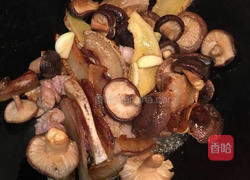五花肉焖冬菇的做法图解2