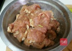 胡萝卜木耳炒猪肉的做法图解3